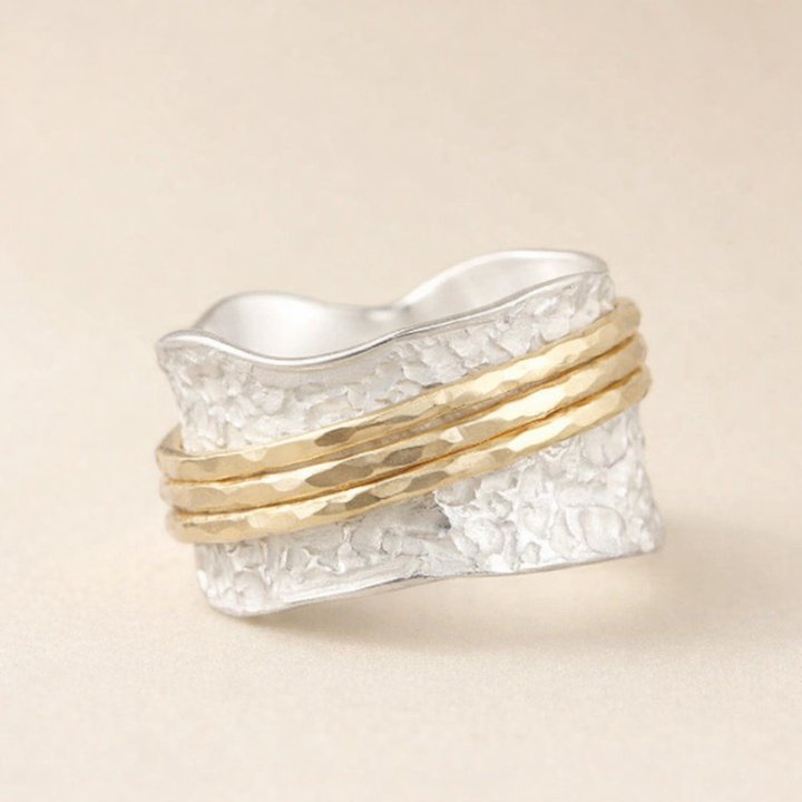 Elegant tynd ring i guld og sølv med raffineret design