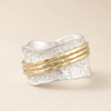 Elegant tynd ring i guld og sølv med raffineret design