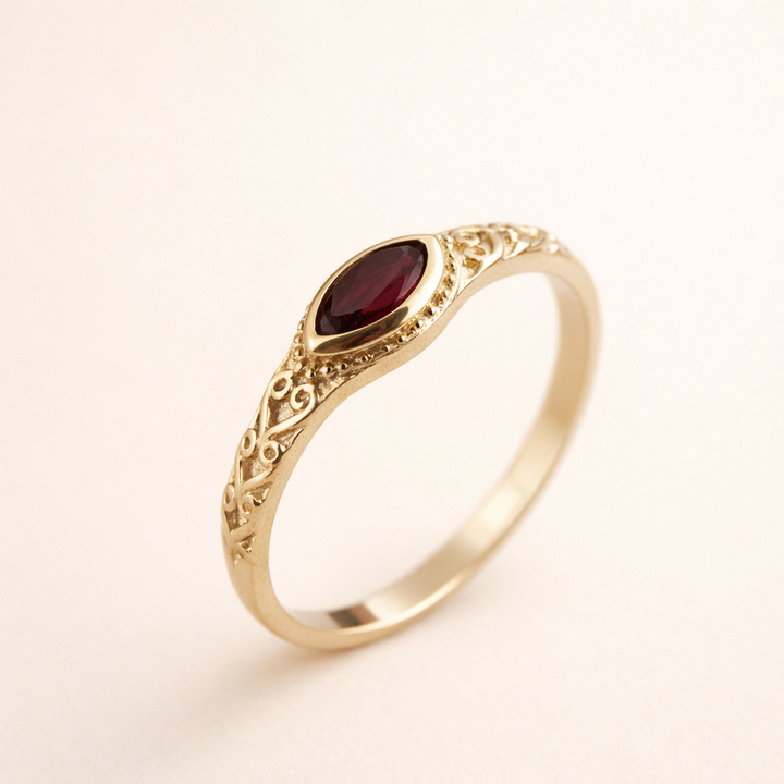 Elegant guldring med en rød zirkonia