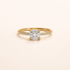 Elegant ring med krystaller i guld og sølv
