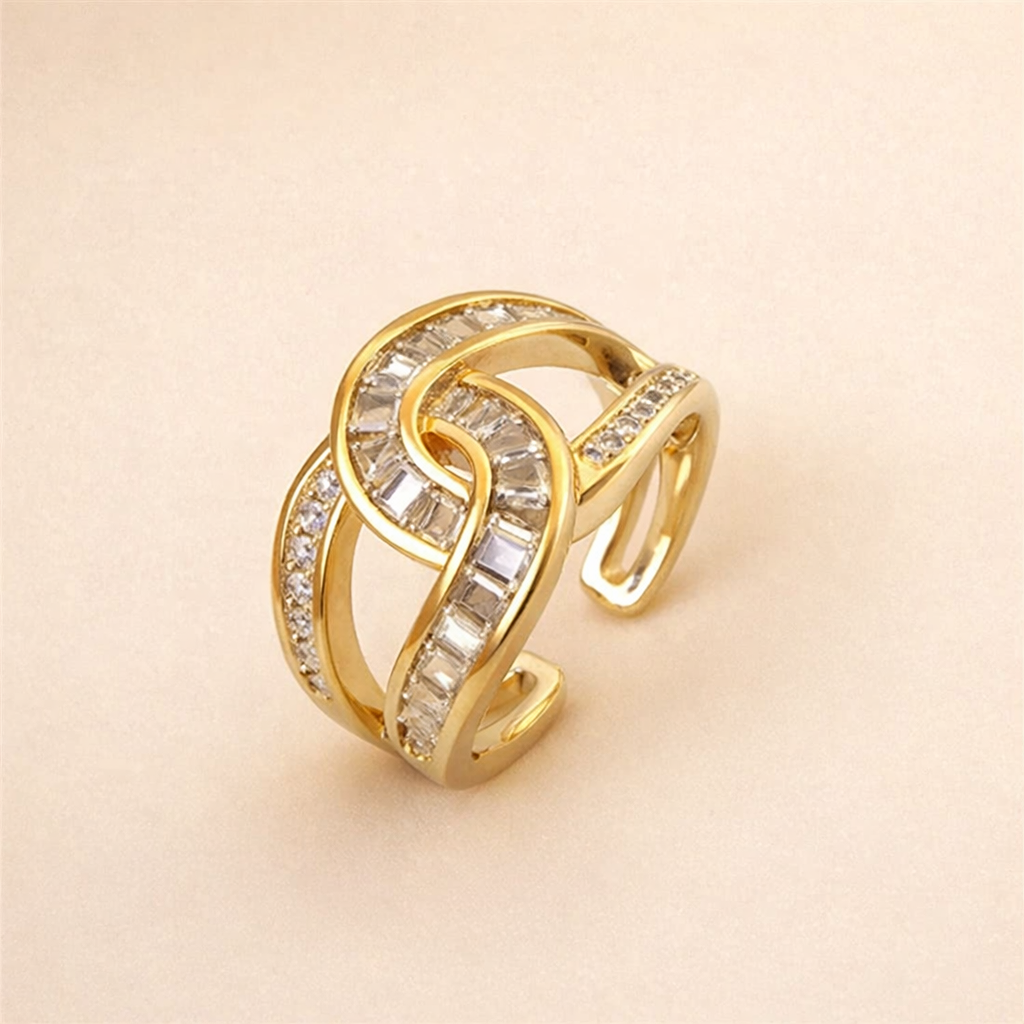 Knyttet ring i roseguld med diskrete detaljer
