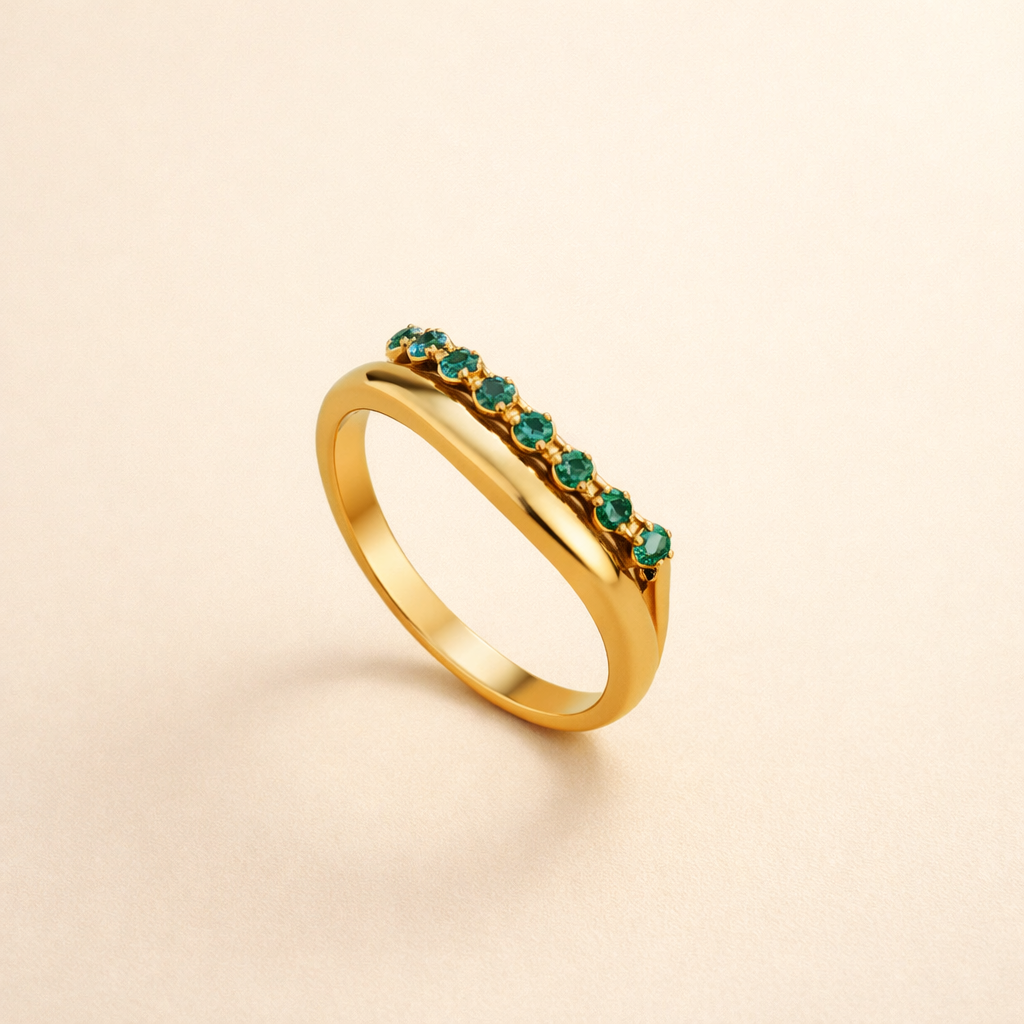 Lagdelt ring i smaragdgrøn med raffineret finish