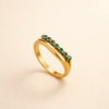 Lagdelt ring i smaragdgrøn med raffineret finish