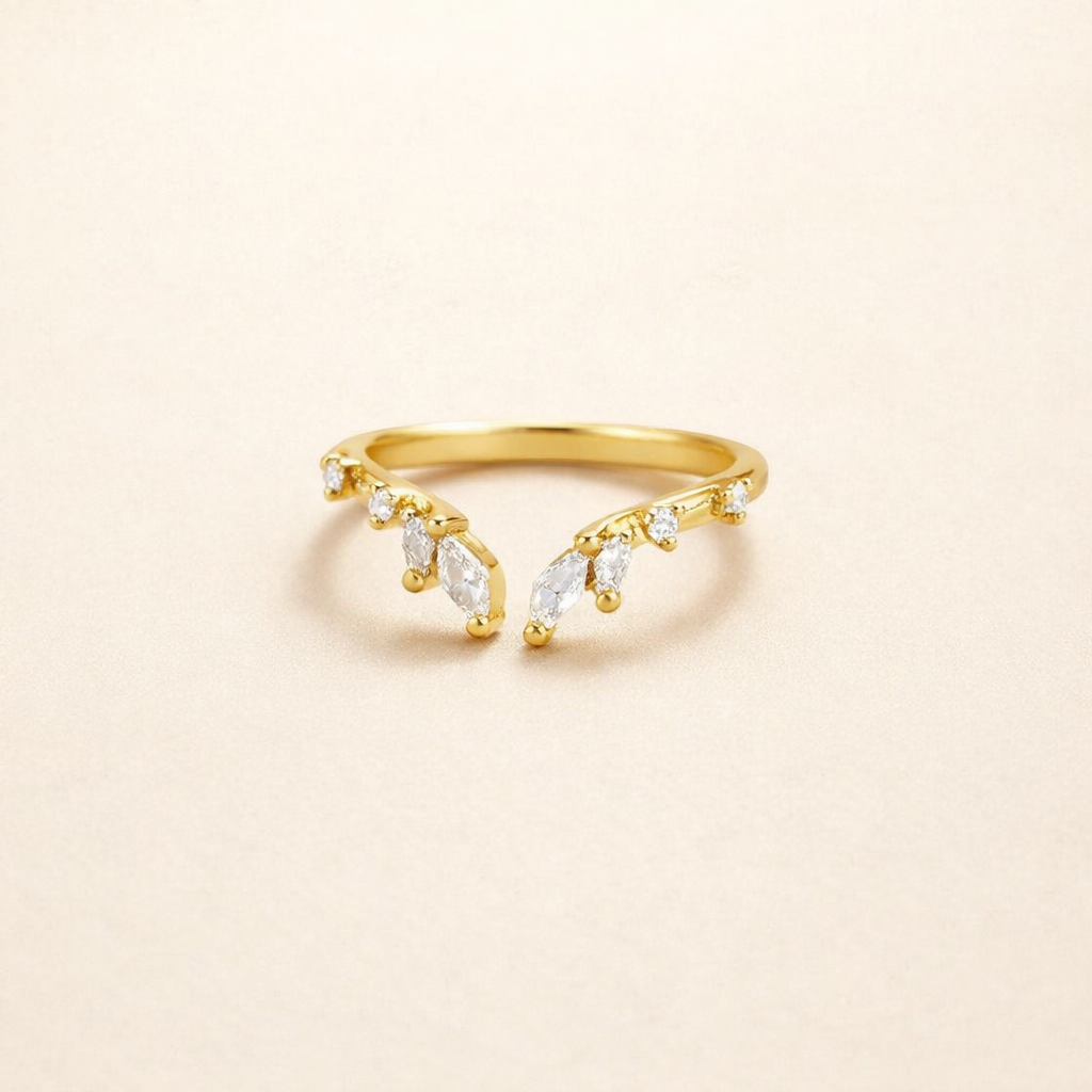 Raffineret guldring med krystalaccent