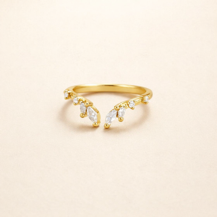 Raffineret guldring med krystalaccent