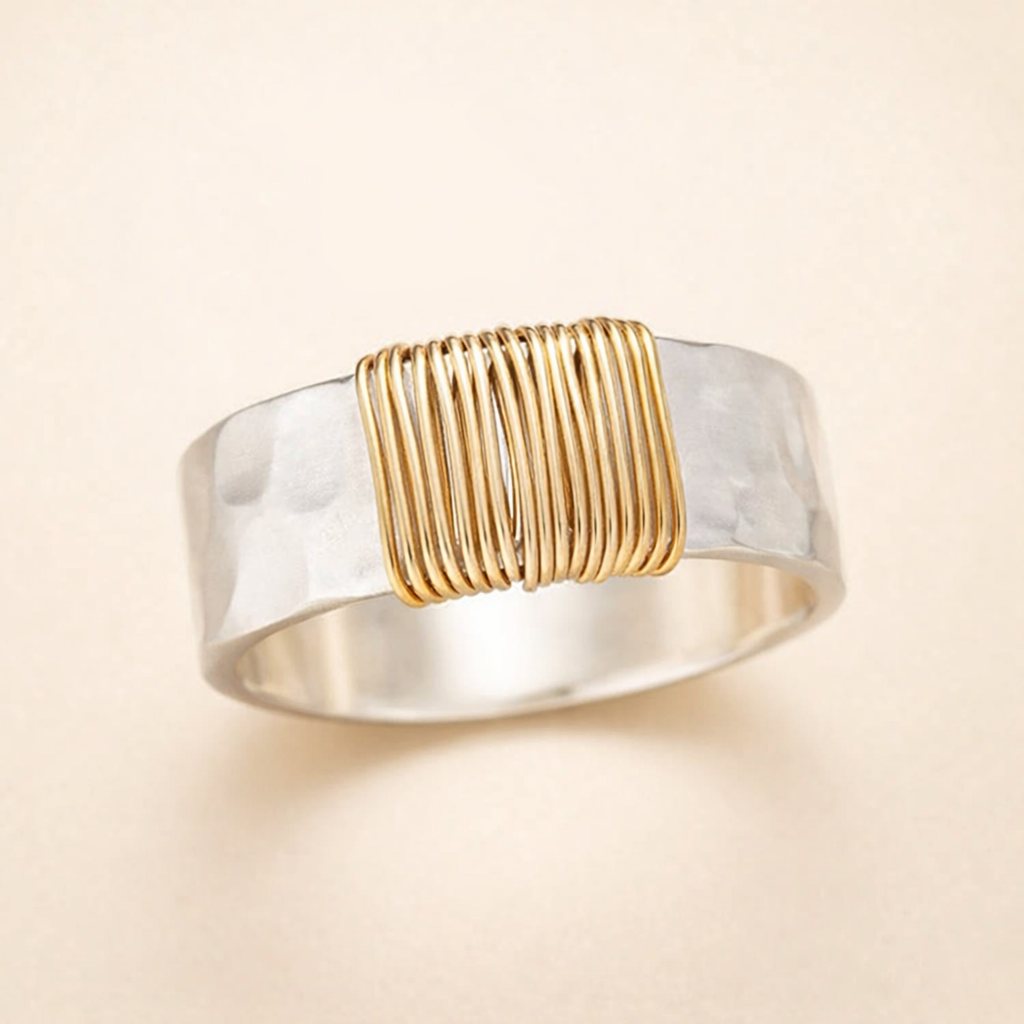 Elegant guldring med raffineret trådstruktur