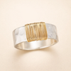 Elegant guldring med raffineret trådstruktur