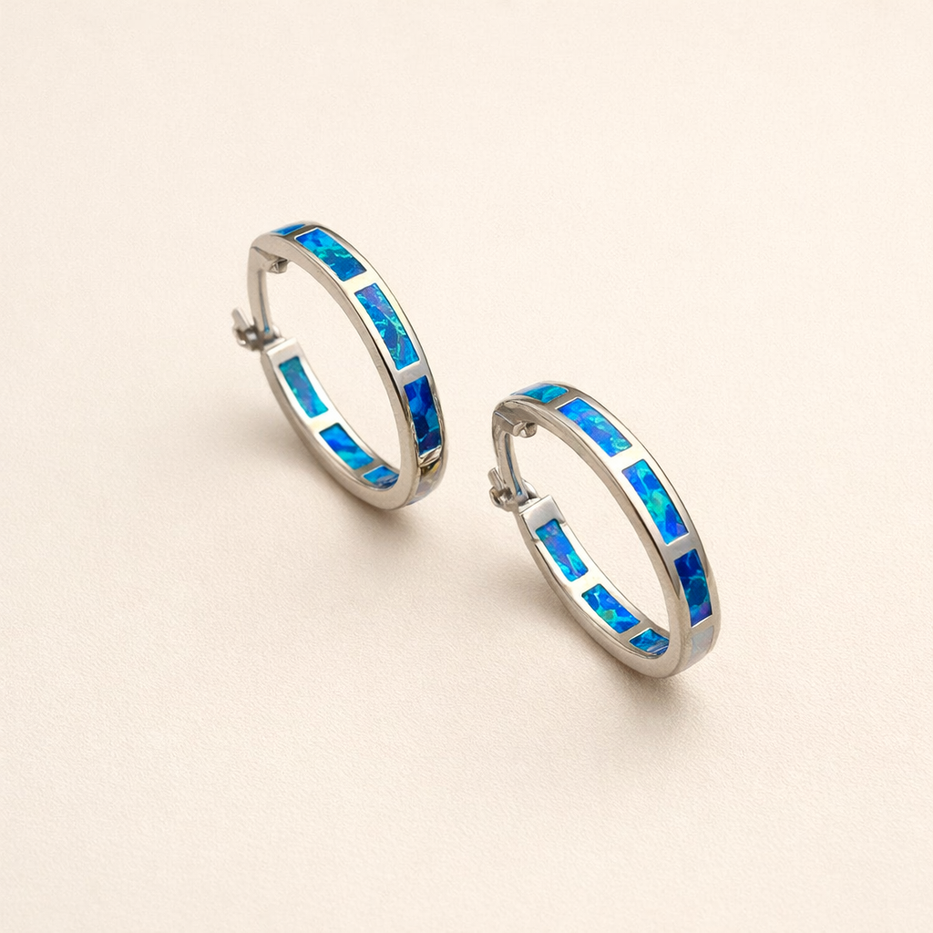 Elegante sølvøreringe med opal i havstil