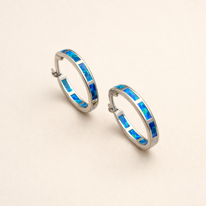 Elegante sølvøreringe med opal i havstil