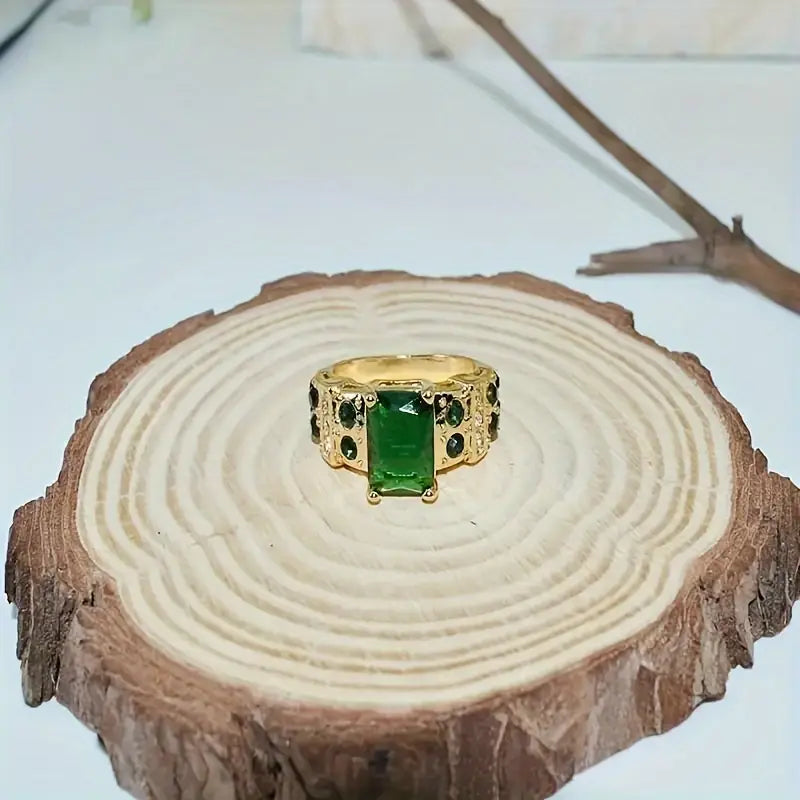 Elegant guldring med raffinerede detaljer