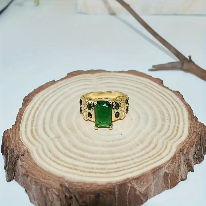 Elegant guldring med raffinerede detaljer