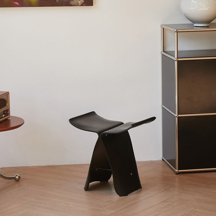 Elegant Sommerfuglestol – Tidløst Design til Stue og Entré