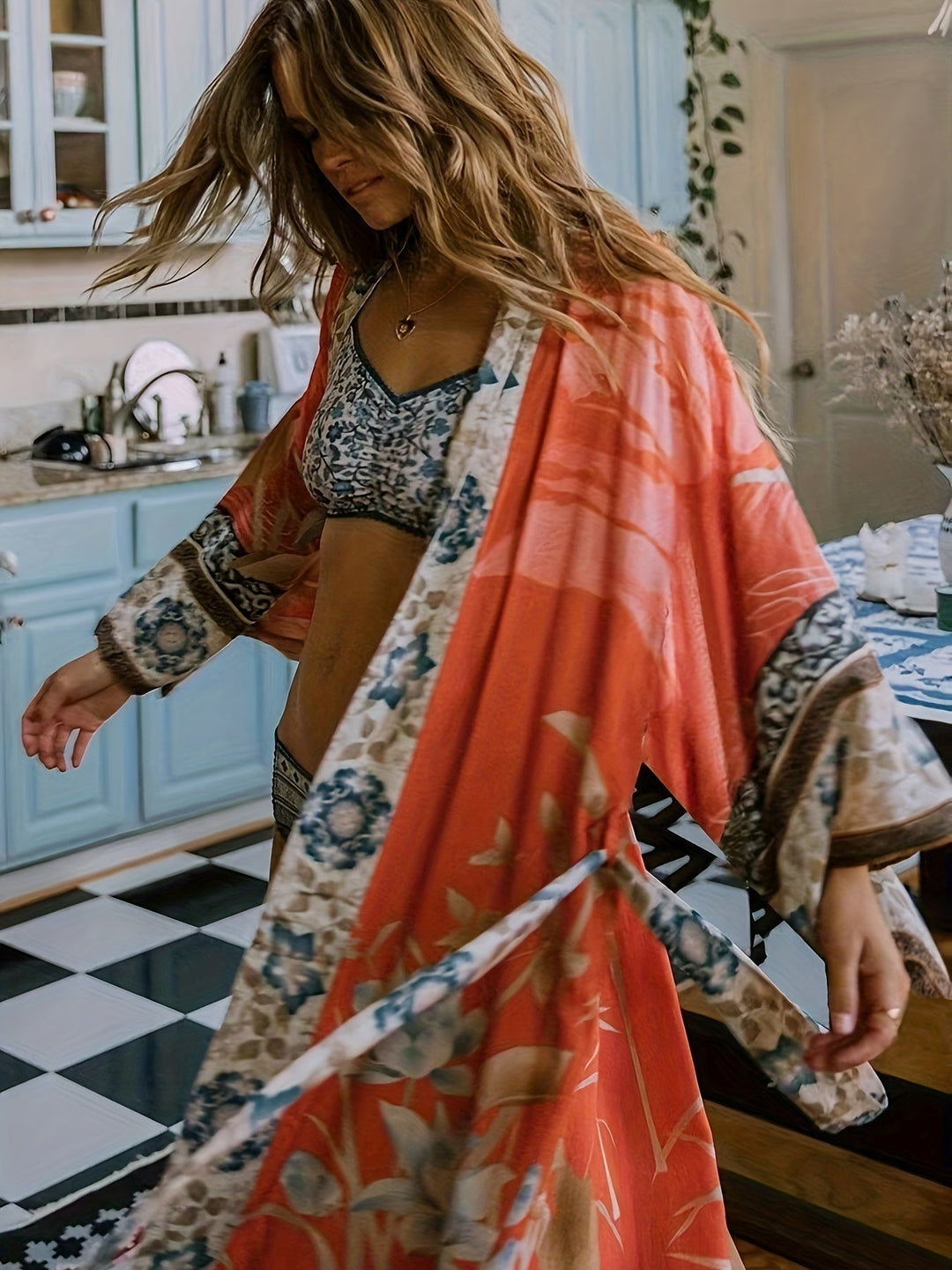 Kimono med rødt blomsterprint - Isabella