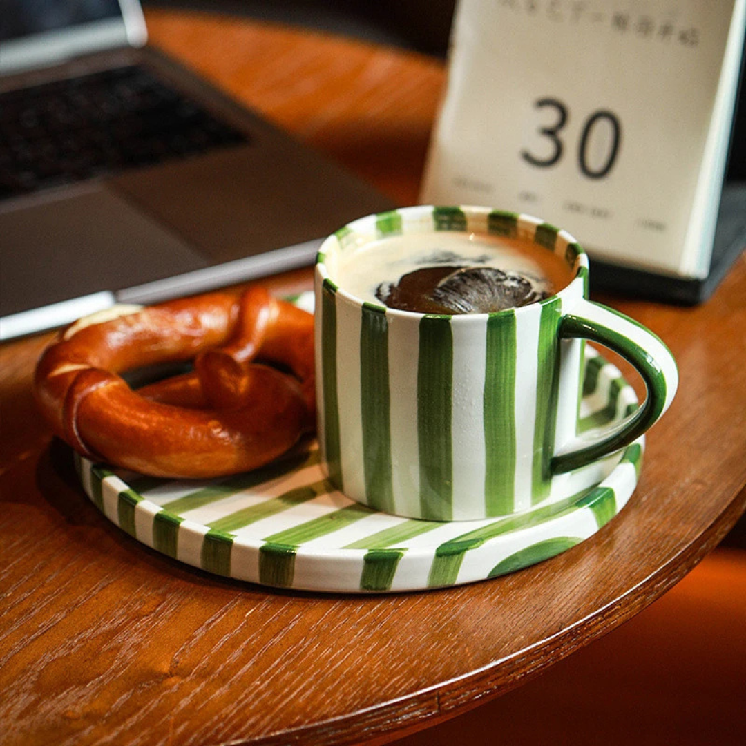 RetroChic keramisk kaffesæt | Håndmalet kop og underkop til sofistikerede drikkestunder