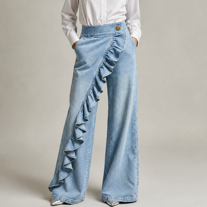 Vide jeans til damer med asymmetrisk volant i culotte-stil.