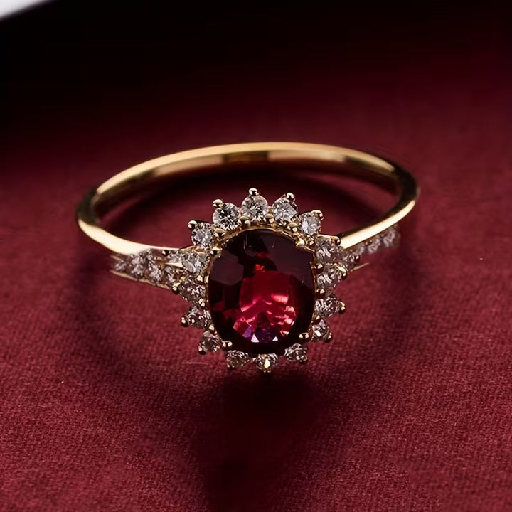 Elegant guldring med rød zirkonia