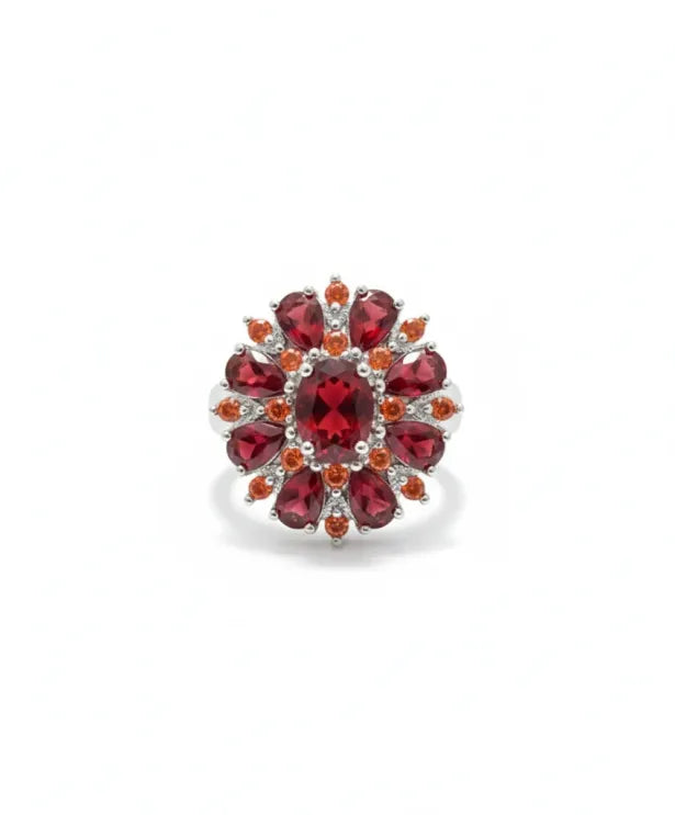 Elegant guldring med skarlagenrøde kronblade
