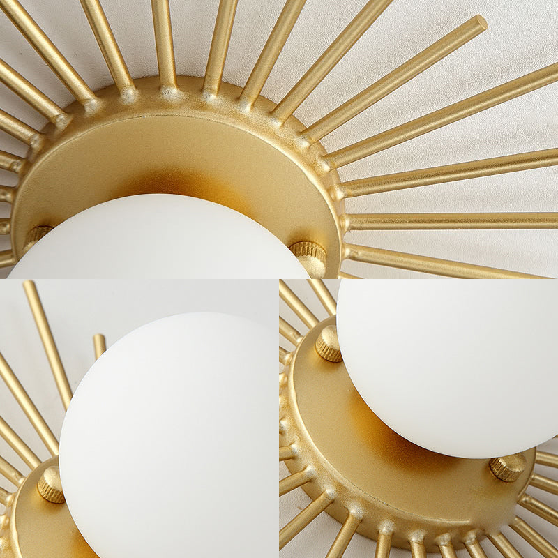Kugleformet loftslampe med skærm i mat glas, minimalistisk 1-pære loftmontering i guld