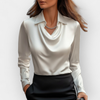 Elegant satinbluse med vandfaldskrave