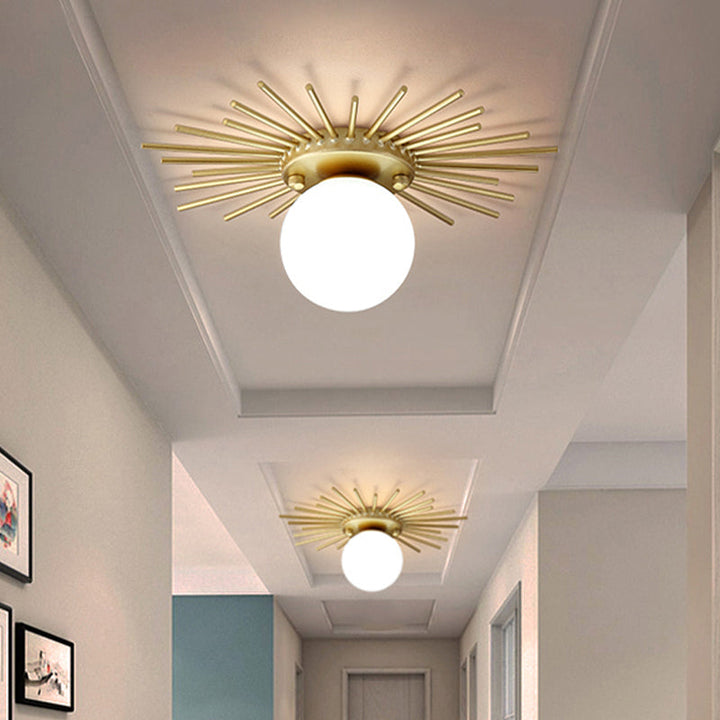 Kugleformet loftslampe med skærm i mat glas, minimalistisk 1-pære loftmontering i guld