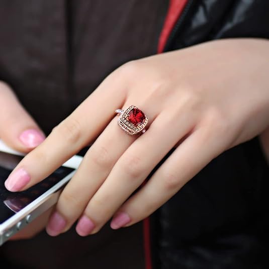 Elegant ring i roseguld med zirkoniahalo