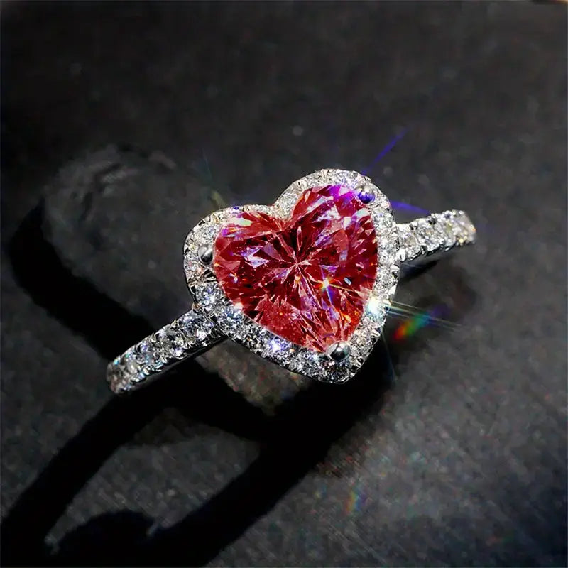 Elegant ring i hvidguld med raffinerede detaljer