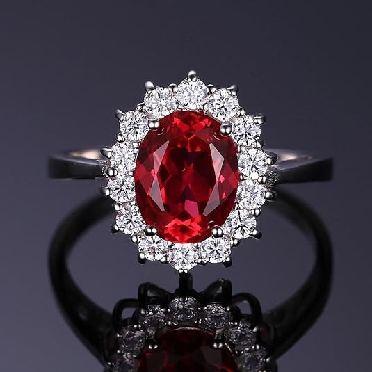 Elegant ring i hvidguld med rubinhalo