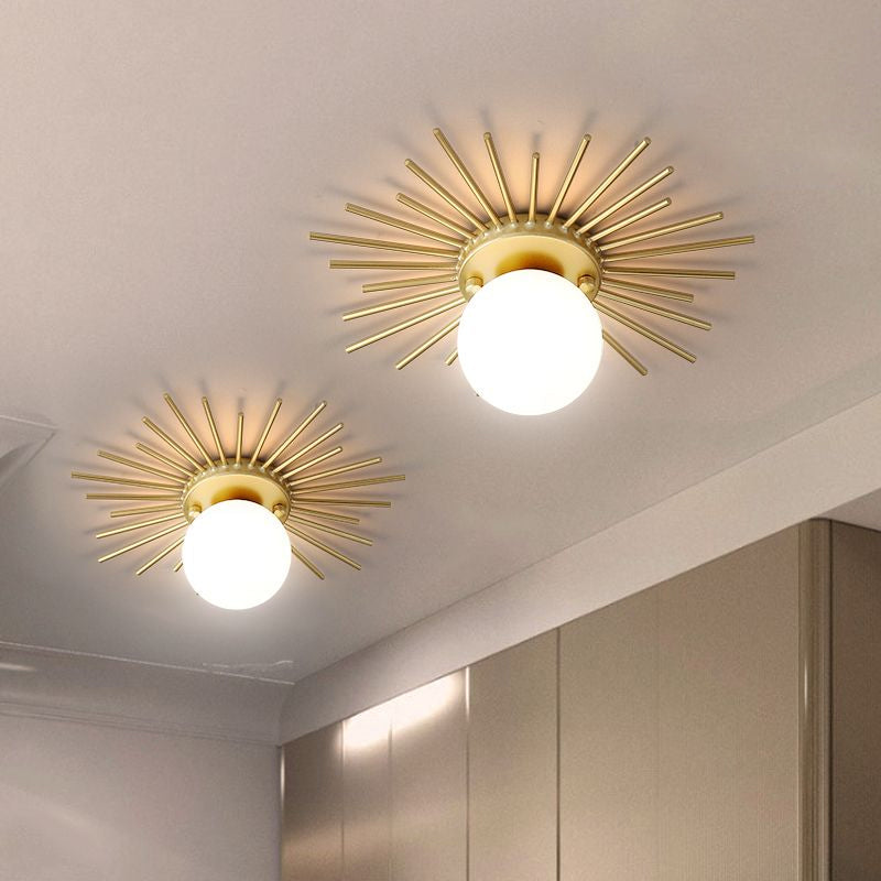 Kugleformet loftslampe med skærm i mat glas, minimalistisk 1-pære loftmontering i guld