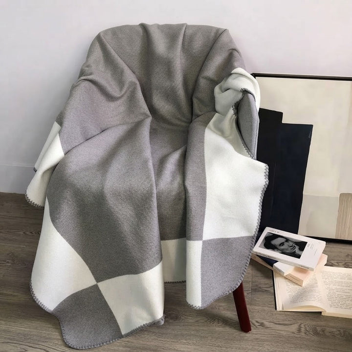 Elegant tæppe i uld og cashmere til et luksuriøst hjem