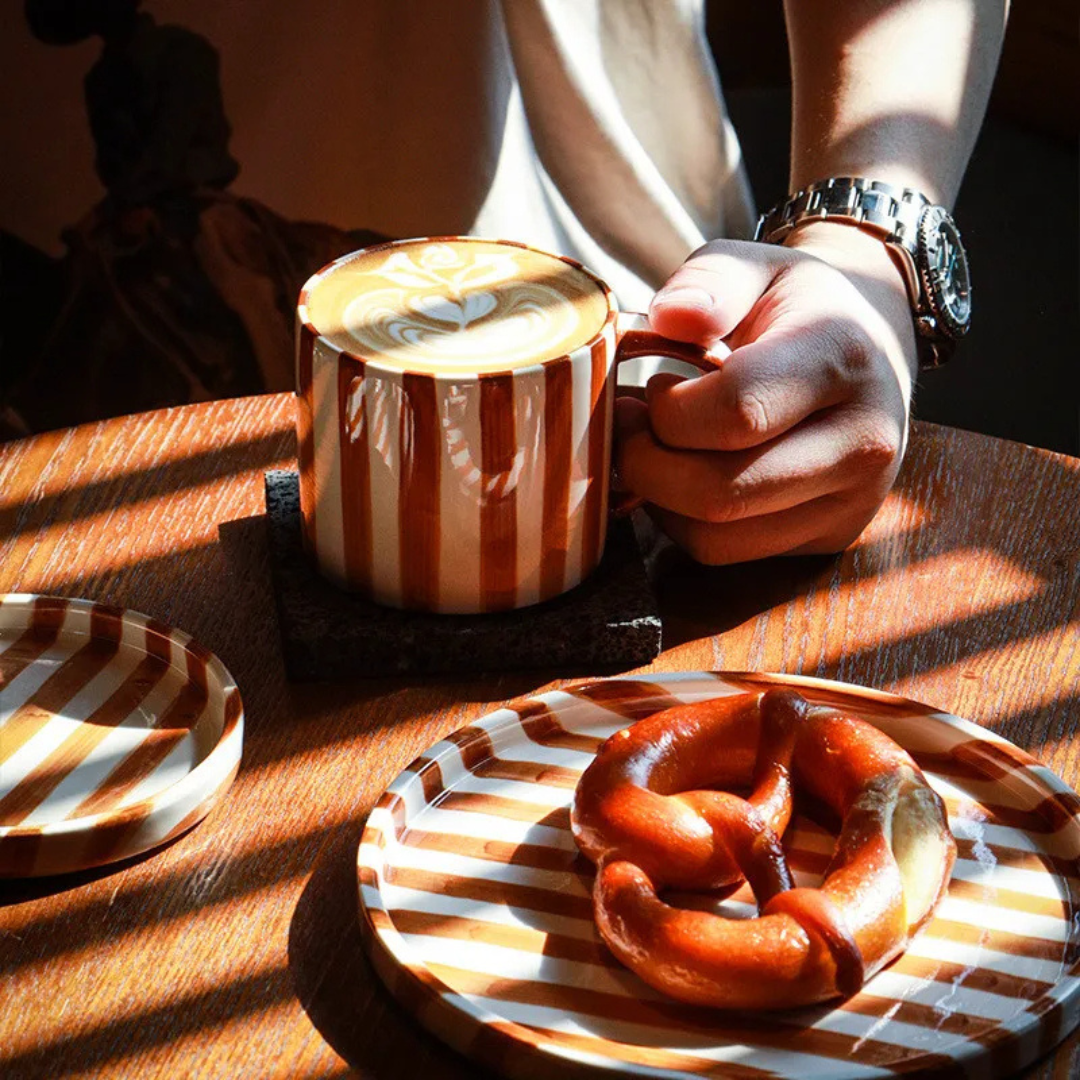 RetroChic keramisk kaffesæt | Håndmalet kop og underkop til sofistikerede drikkestunder