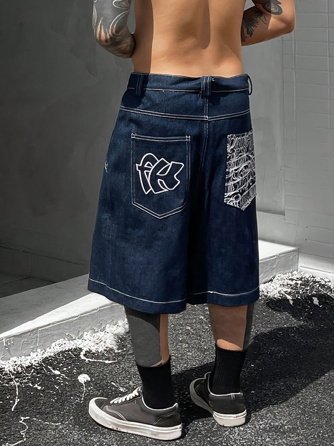 Afslappede bermudashorts i denim – løs pasform med elegant blomsterbroderi