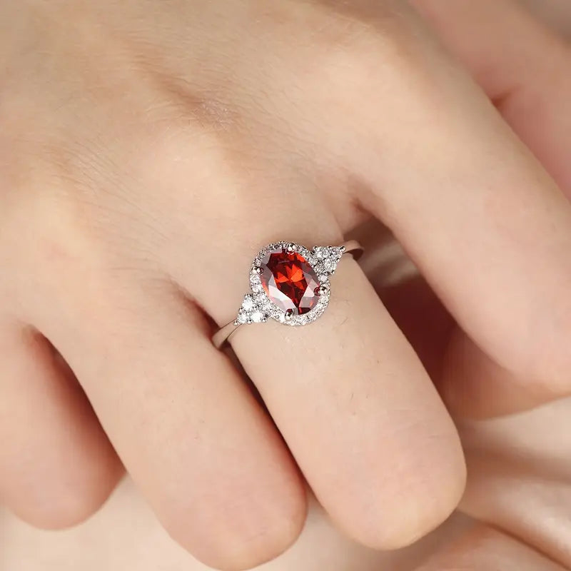 Elegant ring i hvidguld med diskret zirkoniadetalje