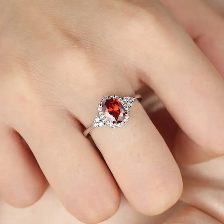 Elegant ring i hvidguld med diskret zirkoniadetalje