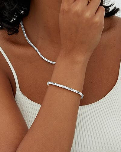 Elegant tennisarmbånd i hvidguld med raffineret glans