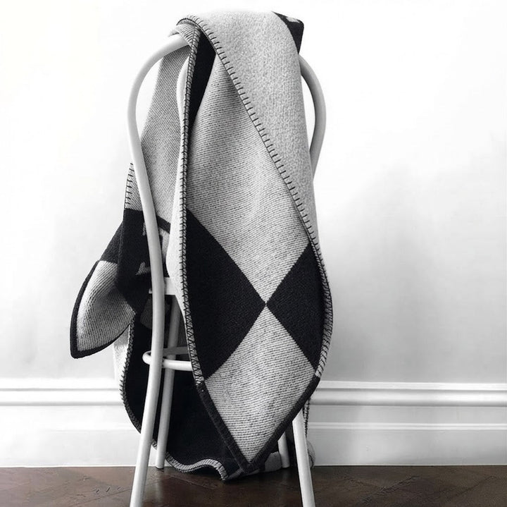 Elegant tæppe i uld og cashmere til et luksuriøst hjem