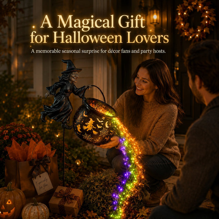 Halloween-heksekedel som havelampe med farverigt lys og uhyggelige projektioner