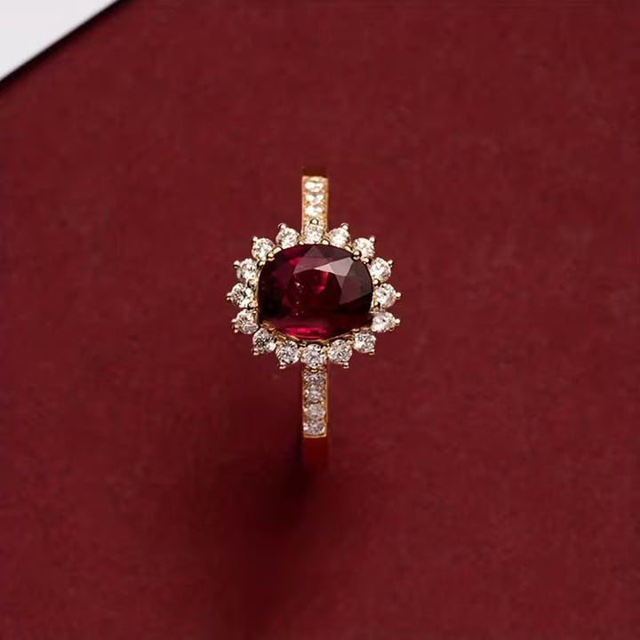 Elegant guldring med rød zirkonia