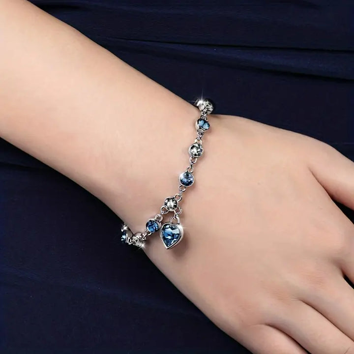 Blødt skinnende armbånd i hvidguld med hjerte.