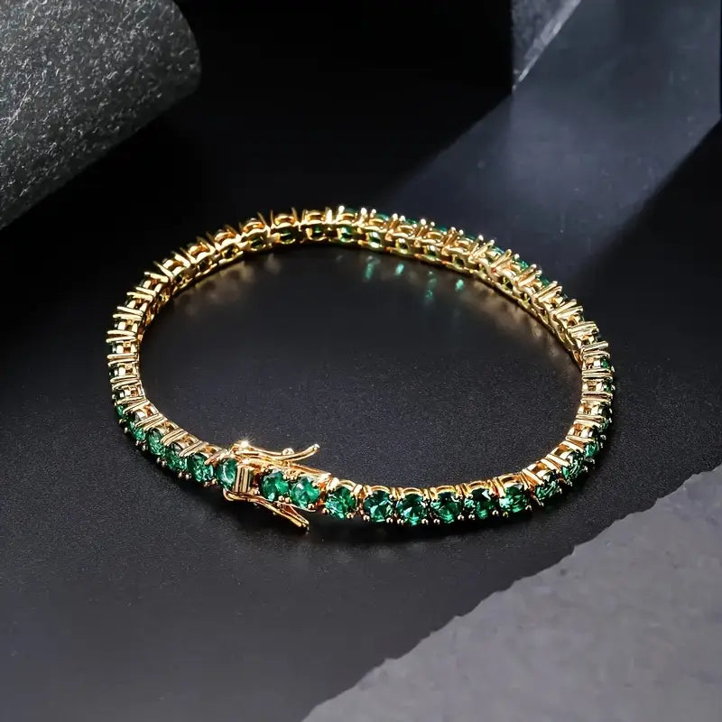 Elegant guldfarvet armbånd med raffinerede detaljer