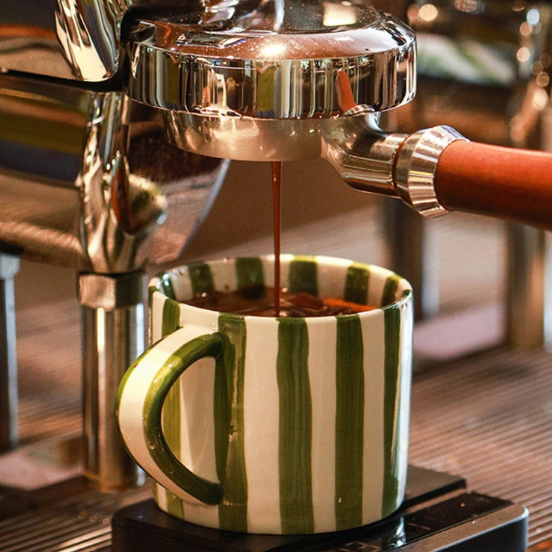 RetroChic keramisk kaffesæt | Håndmalet kop og underkop til sofistikerede drikkestunder