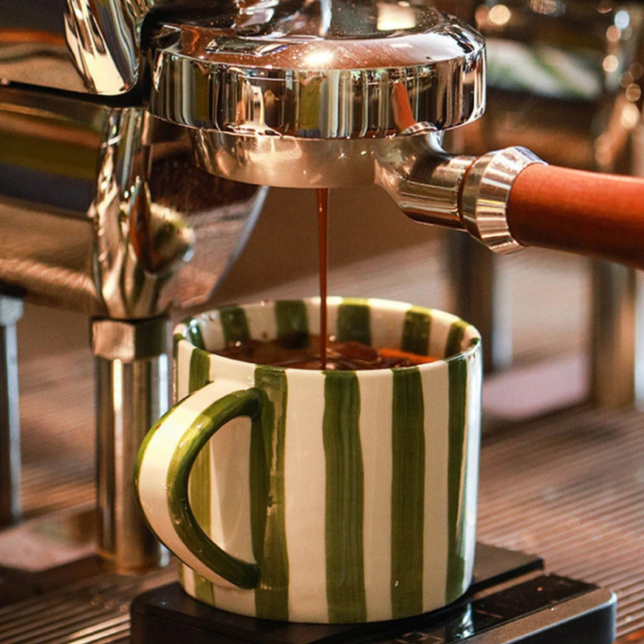 RetroChic keramisk kaffesæt | Håndmalet kop og underkop til sofistikerede drikkestunder