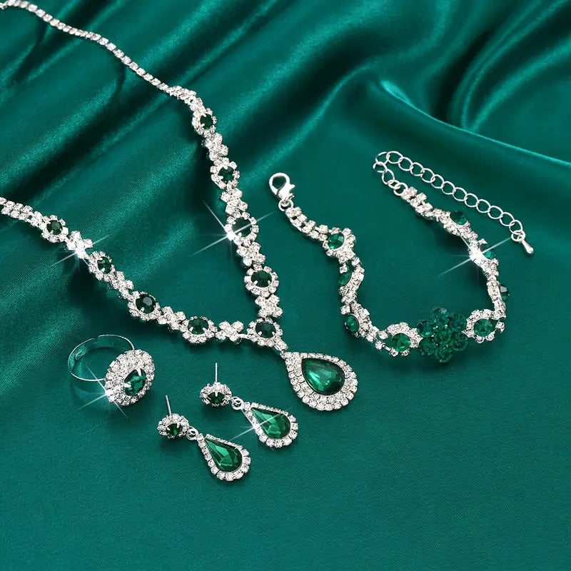 Elegant smykkesæt i hvidguld med raffinerede detaljer