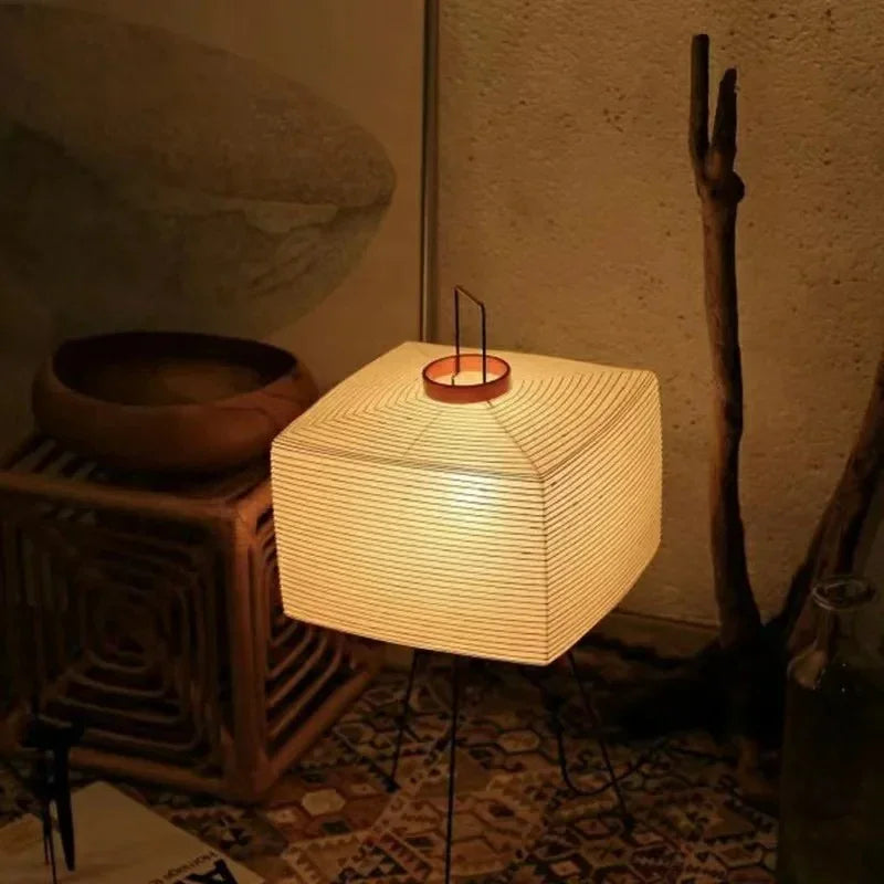 Gulvlampe i papir i moderne stil