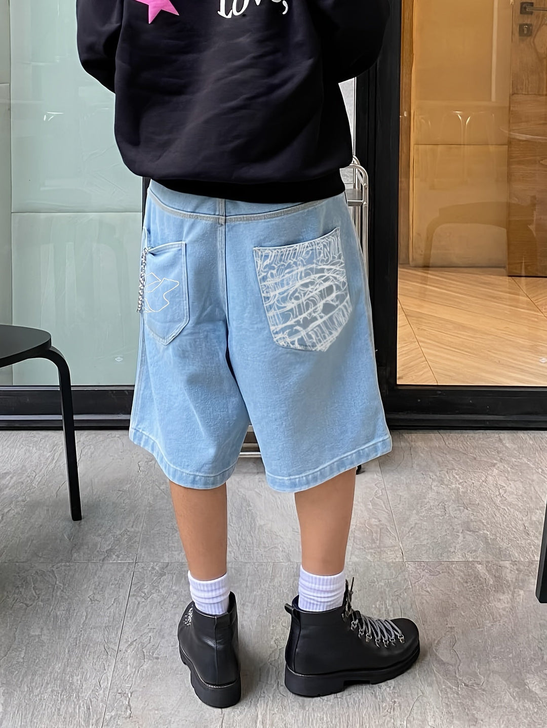Afslappede bermudashorts i denim – løs pasform med elegant blomsterbroderi