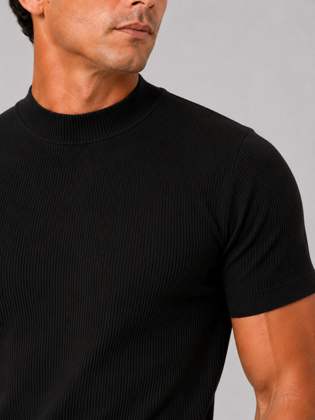 Ribstrikket herre-T-shirt med stået krave – figurnær stretch-top med korte ærmer