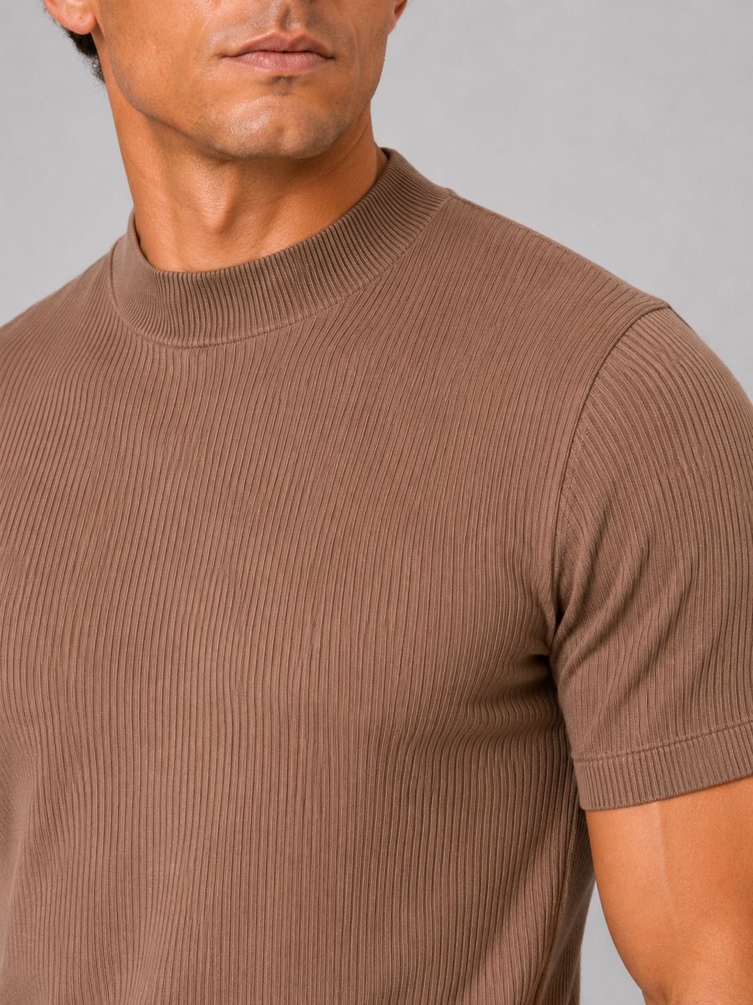Ribstrikket herre-T-shirt med stået krave – figurnær stretch-top med korte ærmer