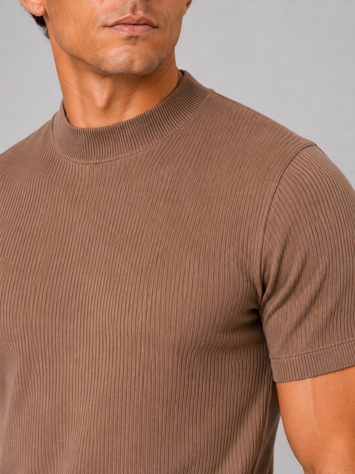 Ribstrikket herre-T-shirt med stået krave – figurnær stretch-top med korte ærmer