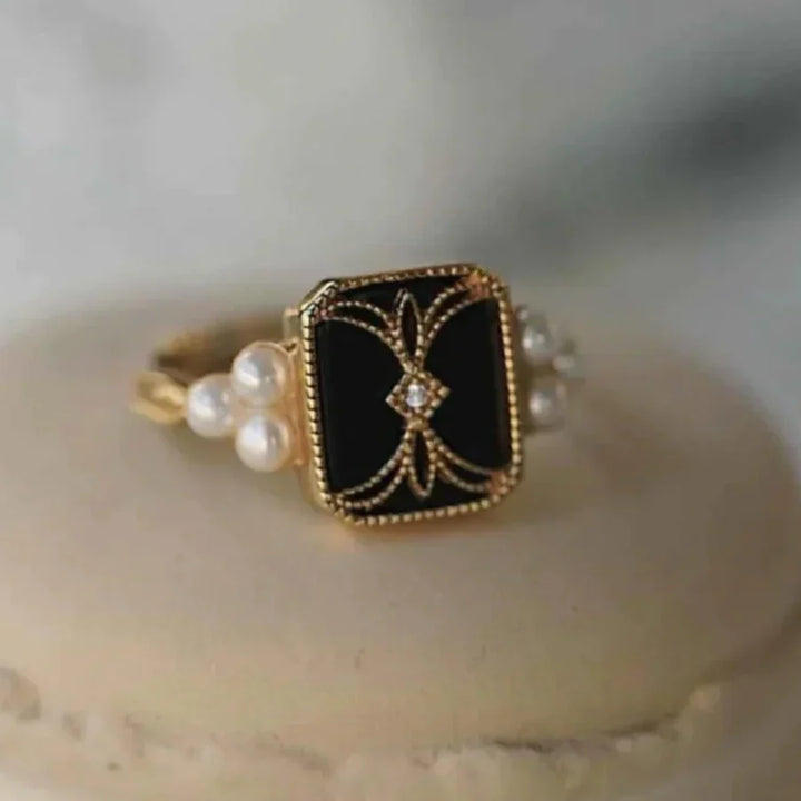 Elegant guldring med antik sort perle