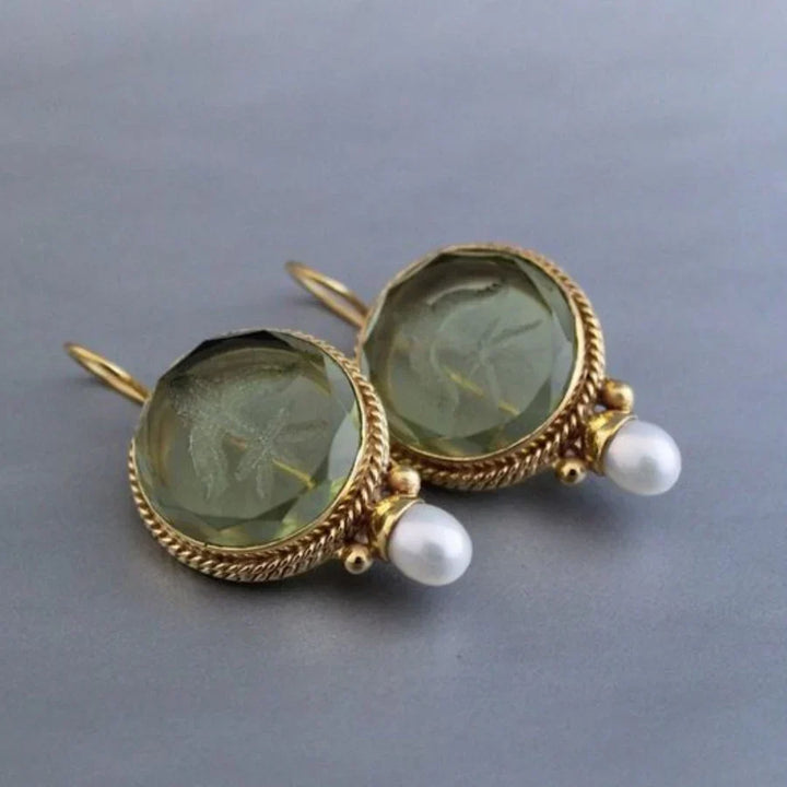 Elegante øreringe med grøn sten og perle i hvidguld