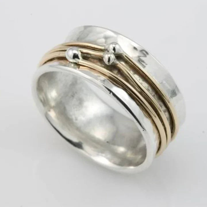 Elegant lagdelt ring i blandet guld og sølv